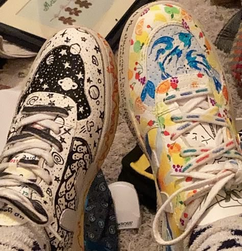 Posca Marker Shoes, Painting Shoes Aesthetic, Painted Shoes Aesthetic, Painting Converse Ideas, Paint Shoes Ideas, Drawing On Sneakers, Drawn On Shoes, Customizing Converse, Diy Shoe Designs