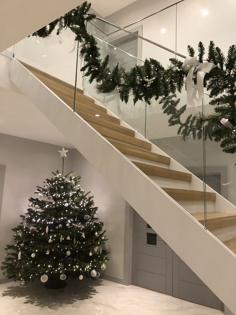 Christmas Decor Ideas Stairs, Decorating Stairs For Christmas, Christmas Decorations Stairs, Stairs Christmas Decor, Christmas Decor Stairs, Christmas Decorations For Stairs, Stairs Christmas Decorations, Ideas Decoracion Navidad, Christmas Stairs Decorations