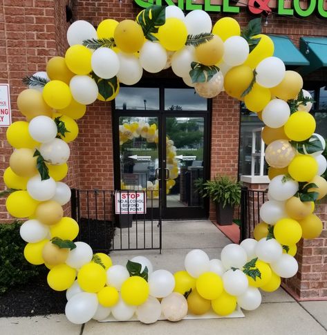 Round frame with organic balloon Garland, use for all types of events including brunch, bridal showers, weddings and birthday Balloon Arch Ideas, Circle Balloon Arch, White Balloon Arch, Avengers Cake Topper, Arch Balloon, Balloon Wreath, Arch Ideas, Yellow Balloons, Round Balloons