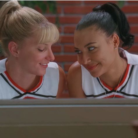 Brittney And Santana Glee, Brittana Glee, Glee Rares, Brittany And Santana, Lilly Pulitzer Outfits, Best Tv Couples, Glee Fashion, Love You Babe, Glee Club