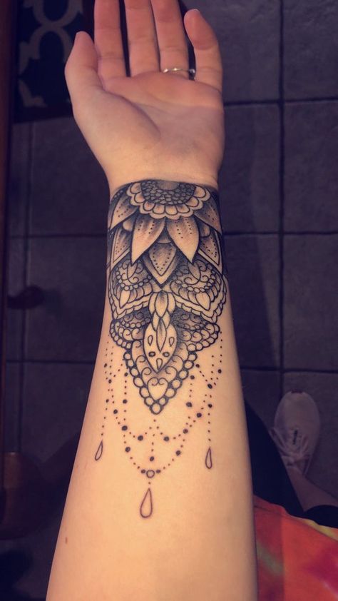 Mandala Forearm Tattoo, Forearm Mandala Tattoo, Tato Mandala, Tattoo Main, Mandala Tattoos For Women, Inner Wrist Tattoos, Forearm Cover Up Tattoos, Mandala Wrist Tattoo, Wrist Tattoo Cover Up