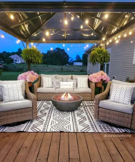 Fold Towels, Simple Deck, Outdoor Patio Designs, Patio Inspiration, Garden Wallpaper, Outside Patio, Small Deck, Backyard Inspiration, Diy Deck