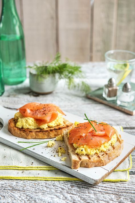 Easy Toast with Soft Scrambled Eggs and Smoked Salmon | More breakfast recipes on blog.hellofresh.com Salmon Egg Sandwich, Lox Recipes, Hellofresh Meals, Lox Recipe, Soft Scrambled Eggs, Easy Toast, Smoked Salmon Breakfast, Smoked Salmon Sandwich, Smoked Salmon And Eggs