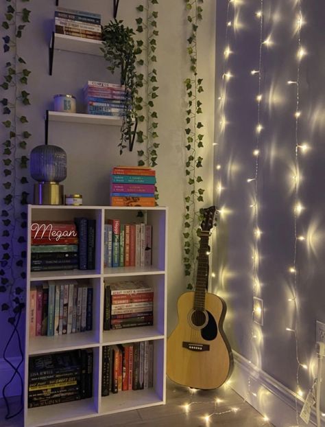 Small Bookshelf Decor Ideas, Ideas Para Decorar Cuartos Juveniles, Book Corner Ideas Bedroom, Bookshelf Aesthetic, Hostel Room, Bookshelf Inspiration, Girly Room Decor, Easy Room Decor, Diy Room Decor For Teens