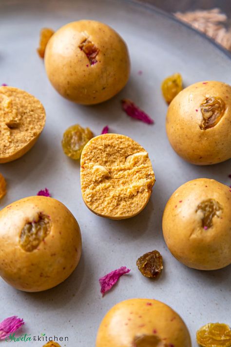 Besan laddu that is perfectly firm (not crumbly) and melts in the mouth. #diwali #snack #dessert # Indianfood #ladoo Diwali Snacks, Plating Ideas, Diwali Sweets, Diwali Food, Snacks Dishes, Gram Flour, Indian Sweet, Cardamom Powder, Fusion Food