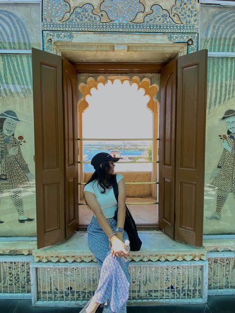 Udaipur Travel Outfit, Udaipur Palace Photography, Photography Ideas In Jaipur, Mysore Palace Photoshoot, Poses In Jaipur, Mysore Palace Photography Poses, Outfit Ideas For Udaipur Trip, Rajasthani Outfit For Women, Udaipur Aesthetic Pictures