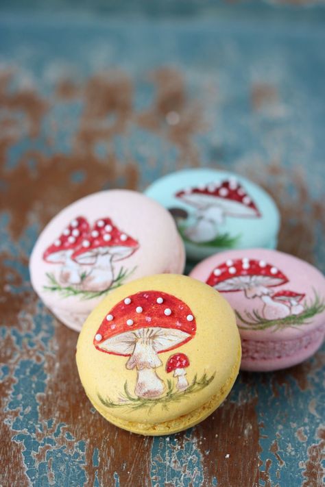 Macarons Ideas, Painted Macarons, Macaron Art, Painted Mushrooms, Pastel Macarons, Macaron Cookies, Macaron Recipe, Beautiful Desserts, Starbucks Recipes