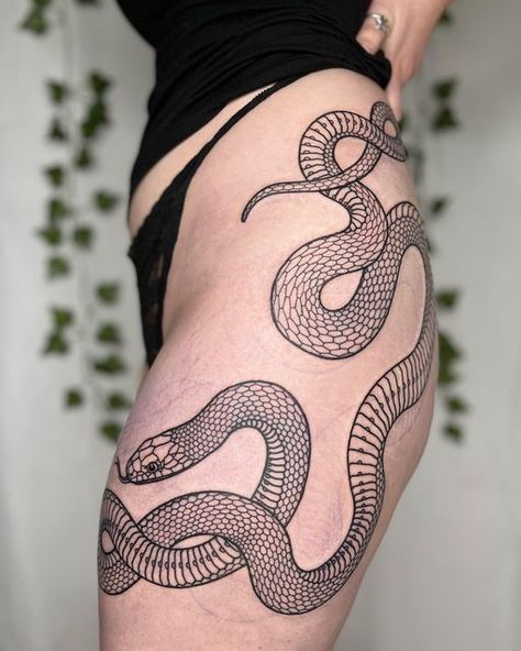 Tat Inspiration, Sick Tattoos, Animal Tattoos For Women, Japanese Snake Tattoo, Ouroboros Tattoo, Cobra Tattoo, Woodcut Tattoo, Engraving Tattoo, Snake Tattoo Design