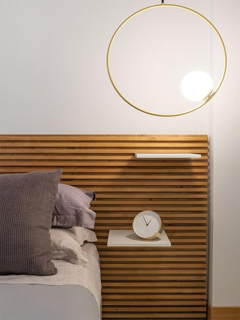 This modern bedroom features a wood slat headboard with shelves that act as bedside tables. #ModernBedroom #HeadboardDesign #WoodSlatHeadboard #BedsideTable #BedroomDesign Natural Wood Headboard Diy, Slated Headboard Bedroom, Wood Slat Bed Headboard, Slatted Wood Headboard, Slat Headboard Diy, Wood Slat Headboard, Headboard Shelves, Pretty Headboard, Modern Lamps Bedroom