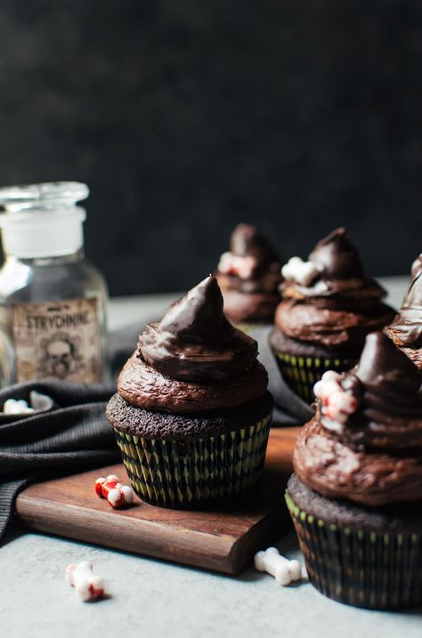 Fluffy moist Mexican chocolate cupcakes with a sweet and spicy chocolate buttercream frosting. There is no better way to celebrate Halloween! Pretty Muffins, Spicy Chocolate, Mexican Chocolate, Cupcake Recipes Chocolate, Chocolate Buttercream Frosting, Hot Chocolate Recipes, Chocolate Buttercream, Halloween Treat, Decadent Chocolate