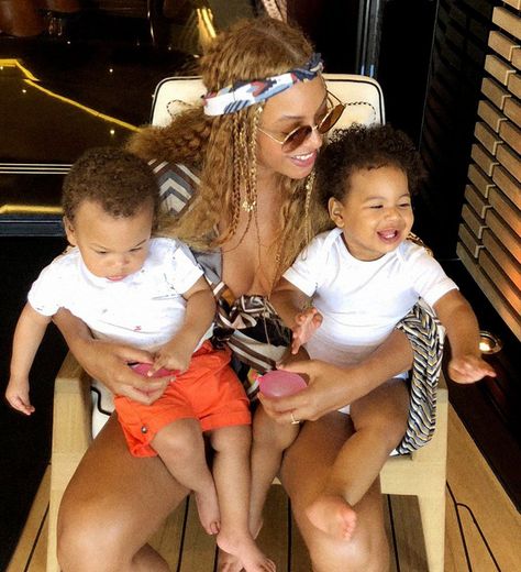 Beyoncé Finally Shares Pictures Of Twins Rumi And Sir Carter And They're Too Cute- ellemag 90s Beyonce, Beyonce 90s, Young Beyonce, Beyonce Twin, Beyonce Hairstyles, Beyonce Aesthetic, Lemonade Beyonce, Beyonce Wallpaper, Beyonce Costume