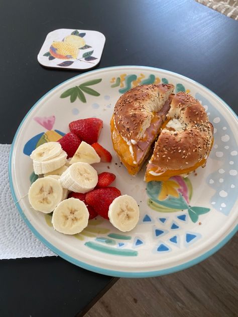 Healthy Breakfast With Bagels, Ham Egg And Cheese Bagel Sandwich, Healthy Bagel Breakfast, Healthy Breakfast Bagel, Bagel Breakfast Ideas, Bagel With Egg, Chicken Bagel, Bagel Lunch, Egg Cream Cheese