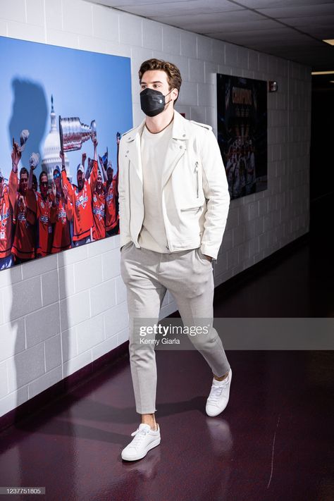 News Photo : Corey Kispert of the Washington Wizards arrives... Smart Casual Menswear, Nba Outfit, Portland Trail Blazers, Capital One, Washington Wizards, The Arena, Trail Blazers, January 15, Sporty Style