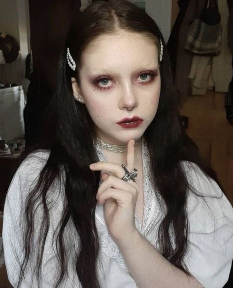 Corp Goth Makeup, Non Makeup Makeup Look, Banshee Makeup, Minimal Goth Makeup, Kinderwhore 90s Grunge Style, Makeup Looks Alt, Dark Ethereal Makeup, Ghostly Makeup, Bleached Brows Makeup