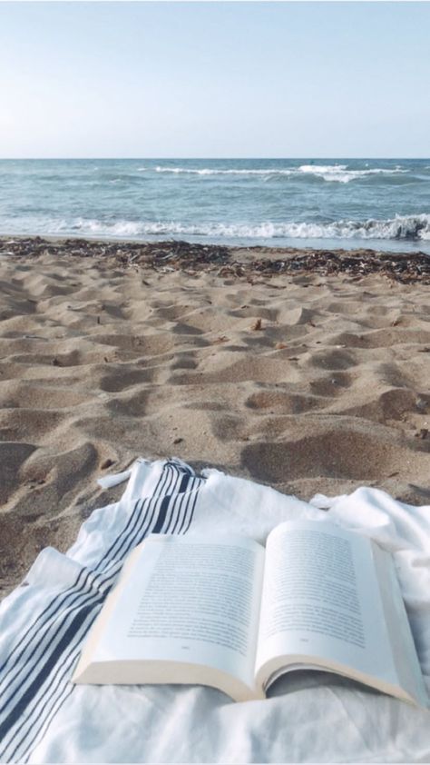 Books On The Beach, The Quiet Ones, Beach Books, Reading Aesthetic, Coastal Granddaughter, The Summer I Turned Pretty, Books Aesthetic, Beach Reading, Summer Feeling