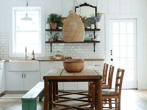 Playing Favorites with Leanne Ford - Chairish Blog Rustic Farmhouse Dining Room, Country Chic Kitchen, Modern Farmhouse Living Room Decor, Modern Farmhouse Living, French Country Kitchens, Dining Room Makeover, Bright Kitchens, Modern Farmhouse Living Room, French Country Kitchen