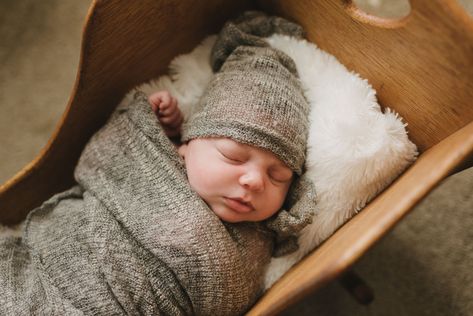 Newborn Cradle Photography, Wooden Cradle, Baby Cradle, Newborn Baby Photoshoot, Lifestyle Newborn Photography, Natural Birth, Newborn Lifestyle, Minimalist Photography, Photography Poses Women