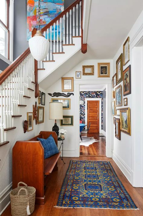 22 Foyer Ideas for a Bold, Beautiful Entry Small Entryway Ideas, White Foyer, Traditional Foyer, Small Foyer, Foyer Ideas, White Console Table, Small Entryways, Entryway Ideas, Small Entryway