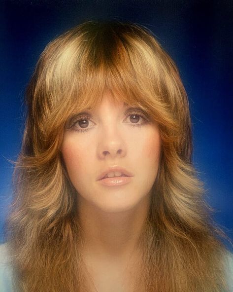 FAN PAGE on Instagram: “Stevie photographed by Sam Emerson.  Desétiquettes:…” Stevie Nicks Makeup, Stevie Nicks 70s, Buckingham Nicks, 70s Hair, Stevie Nicks Fleetwood Mac, Vanessa Williams, Stevie Nicks, Fleetwood Mac, Hollywood Celebrities