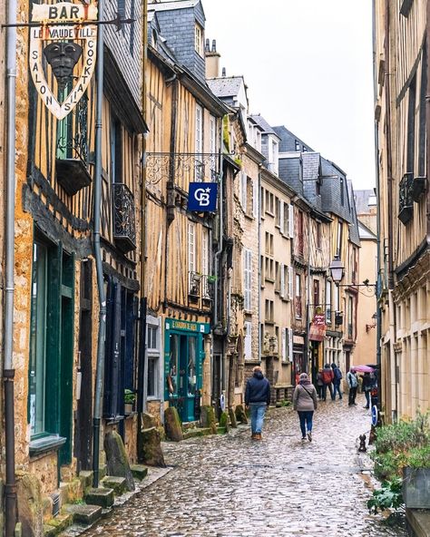 Cite Plantagenet, Le Mans, France Le Mans France, City Life Pictures, Town House Architecture, Cobbled Streets, Medieval World, French History, Sports Car Racing, Medieval Town, City Trip