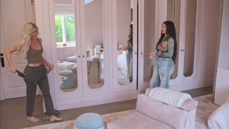 Kardashian Cars, Kris Jenner House, Calabasas Homes, Kardashian Home, Jenner House, Trajes Kylie Jenner, Kylie Baby, Famous Houses, Kylie J