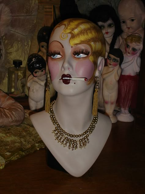 smokin head Vintage Mannequin Head, Art Mannequin, Mannequin Art, Vintage Mannequin, Stand Jewelry, Hat Stand, Mannequin Head, Flapper Style, Hat Stands