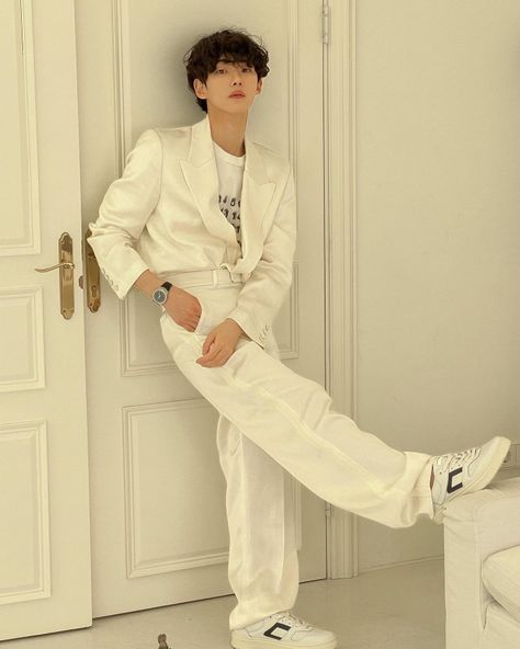 Guy Party Outfits, Male Party Outfits, Cute Feminine Outfits, Mens White Suit, Korean Men Fashion, Boy Styles, Suits Korean, Gentleman Aesthetic, People Poses