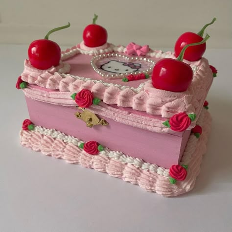 Clay Box Aesthetic, Fake Cake Box Diy, Cake Jewelry Box, Cake Boxes Diy, Fake Cakes, Decoden Diy, Clay Cake, Clay Box, Diy Cream