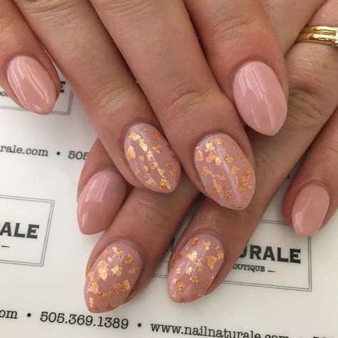 Rose gold flakes #biosculpture #gel #nailnaturale #naturalnails #flakes #rosegold #pretty Foil Flake Nail Designs, Rose Gold Flakes Nails, Rose Gold Flake Nails, Foil Flakes Nail Art, Gold Flake Nails, Nails With Gold Flakes, Bio Gel Nails, Bio Sculpture, Light Pink Nails