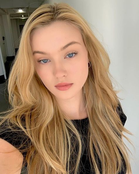 Chloe Rose Robertson Pink Tiktok, Eye Lens Colour, Daniella Rose, Chloe Rose, Beauty Shots, Aesthetic Pinterest, Hazel Eyes, Style Aesthetic, Pinterest Fashion