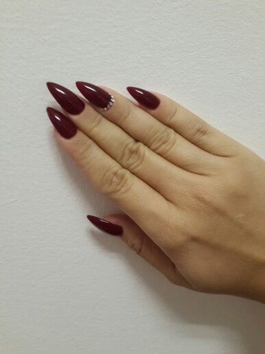 Burgundy stiletto - in love with my nails Bordo Nails Design, Nails Design Stiletto, Bordo Nails, Nails Design Almond, New Nails Design, Vampy Nails, Bright Red Nails, Gold Nail Polish, Pointy Nails