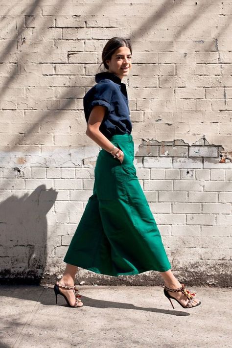 The Leandra Medine Cohen Edit Leandra Medine Style, How To Wear Culottes, Elegantes Outfit Damen, Leandra Medine, Elegante Casual, Green Pants, Mode Inspo, 가을 패션, Green Skirt