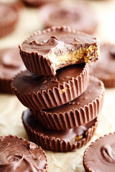 Homemade Reese’s Peanut Butter Cups come together in just 15 minutes and are even better than the real thing! Reese’s Peanut Butter cups are my jam.  Hands down the first candy that I pick out of the Halloween bag.  Love the peanut butter and chocolate combo.   You can find Peanut Butter Bars or even Reese’s … Sully Cake, Butter Homemade, Peanut Butter Cups Recipe, Homemade Peanut Butter Cups, Biscuits Graham, Dessert Oreo, Pepperocini Recipes, Cake Homemade, The Recipe Critic