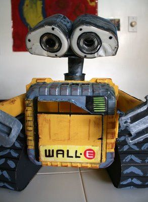 Wall-E from recycling! From the creator of the R2D2 from recycling. Love the creativity she has! Walle And Eve, Robot Project, Valentines Day Box, Robot Craft, Space Crafts For Kids, Recycled Robot, Yogurt Cup, Space Camp, Valentine Day Boxes