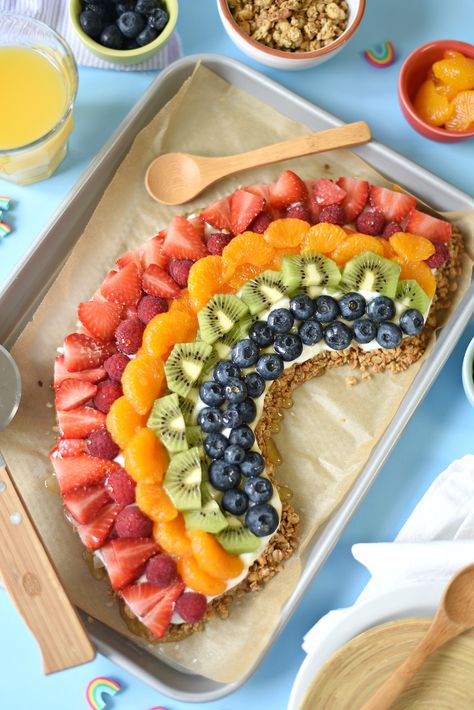 Feel good about feeding your kids a healthy morning meal option when you make them this rainbow-themed No Bake Granola Breakfast Pizza. Pride Brunch, Breakfast Fruit Pizza, Breakfast Parfait Recipes, Fruit Pizza Bar, Fruit Pizza Designs, Fruit Pizza Sugar Cookie Recipe, No Bake Granola, Breakfast On A Budget, Healthy Fruit Pizza