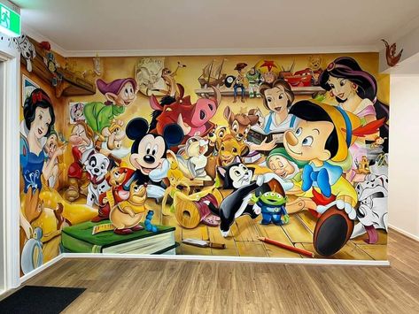 Disney Character Wall Mural, Cartoon Wall Painting Ideas, Disney Baby Rooms, Disney Wall Murals, Disney Mural, Disney House Ideas, Disney Themed Rooms, Cartoon Wall Painting, Disney House