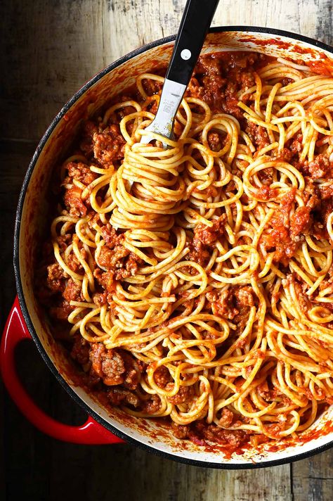 Rigatoni Bolognese Recipe, Spaghetti With Meat Sauce, Spaghetti With Meat, Spicy Spaghetti, Spaghetti Meat Sauce, Healthy Beef Recipes, Vegetarian Meal Prep, Bolognese Recipe, Healthy Beef