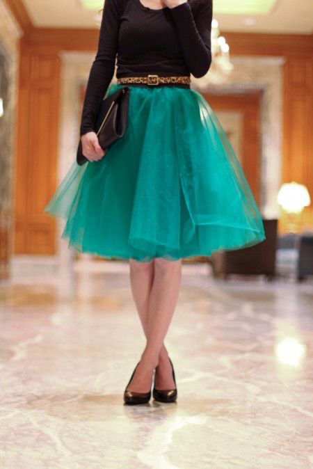 como hacer una falda de tul paso a paso                                                                                                                                                                                 Mais Green Tulle Skirt, Tulle Skirt Tutorial, Tule Rok, Gonna In Tulle, Stile Casual Chic, Green Tulle, Diy Vetement, Outfit Trends, Skirt Midi