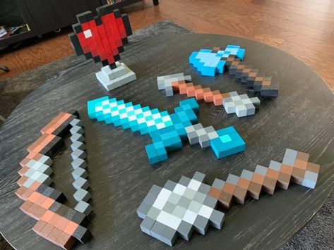 Cardboard Crafts Anime, Minecraft Block Art Diy, Wooden Pixel Art, Minecraft Block Art, Diy Minecraft Decorations, Minecraft Diy Crafts, Minecraft Room Decor, Minecraft Printables, Wood Block Crafts