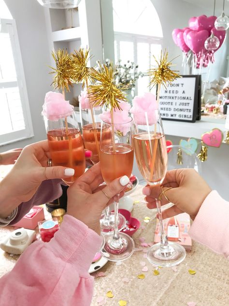 FEATURE: Cozy at Home Galentine's Day Brunch | Celebration Stylist Girls Brunch Party, Brunch Celebration, Brunch Party Decorations, Galentines Day Ideas, Valentines Brunch, Preppy Party, Valentinstag Party, Girls Brunch, Galentines Party