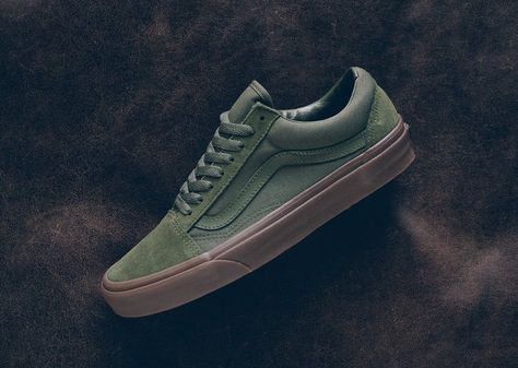 Vans Old Skool Olive Gum Suede Canvas Vans Shoes Outfit, Fall Green, Sneaker Bar, Mens Vans Shoes, Old Skool Vans, Green Vans, Vans Men, Vans Outfit, Blond Amsterdam