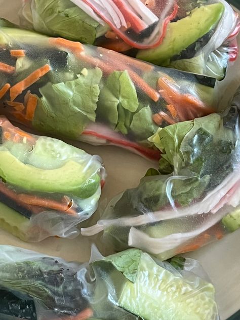 Spring Roll Aesthetic, Spring Rolls Aesthetic, Rice Paper Rolls Aesthetic, Spring Roll Food Photography, Sushi Aesthetic, Cold Spring Rolls Rice Paper, Vegan Spring Rolls Rice Paper, Veggie Spring Rolls Rice Paper, Healthy Spring Rolls