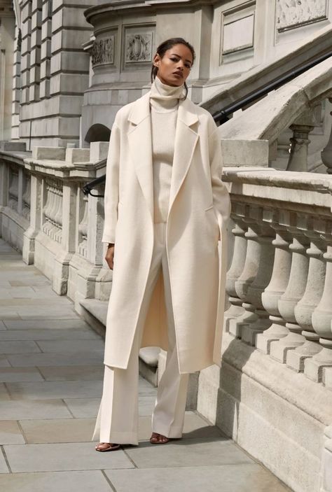 White Coat Outfit, Blazer Off White, Chique Outfit, High Fashion Women, Stylish Work Outfits, Trendy Fashion Outfits, White Coat, Total Look, Coat Outfits