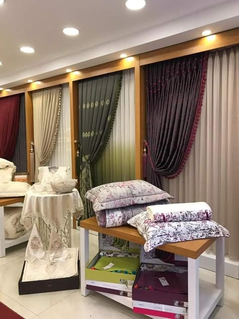 Handloom Showroom Interior, Curtain Shop Display Ideas, Curtain Store Design, Curtain Display Showroom, Curtain Display Ideas, Curtain Shop Interior, Furniture Display Showroom, Blinds Showroom, Curtain Showroom