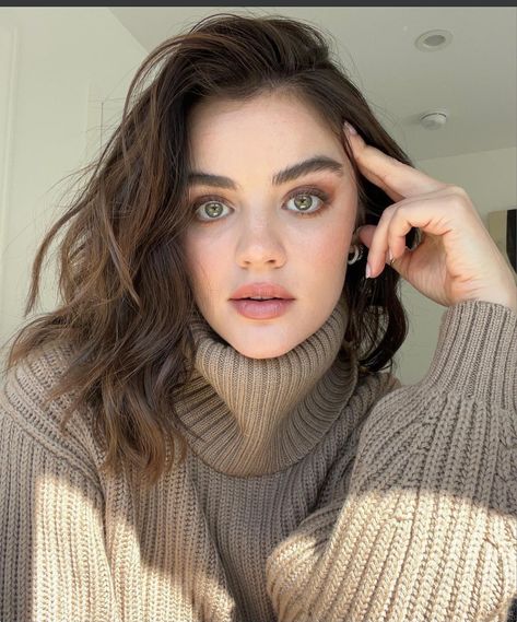 Gorgeous 🥰 Lucy Hale Makeup, Lucy Hale Photos, Lucy Hale Hair, Lucy Hale Style, Sarah Hyland, Shay Mitchell, Lucy Hale, Peinados Faciles, Dove Cameron