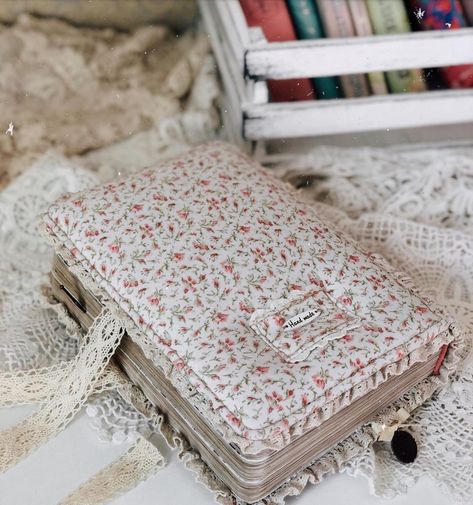 Bible Cover Ideas Fabrics, Handmade Journals Diy, Book Binding Diy, Fabric Book Covers, Book Cover Diy, Pretty Journals, Book Pillow, Hand Embroidery Videos, Book Wallpaper