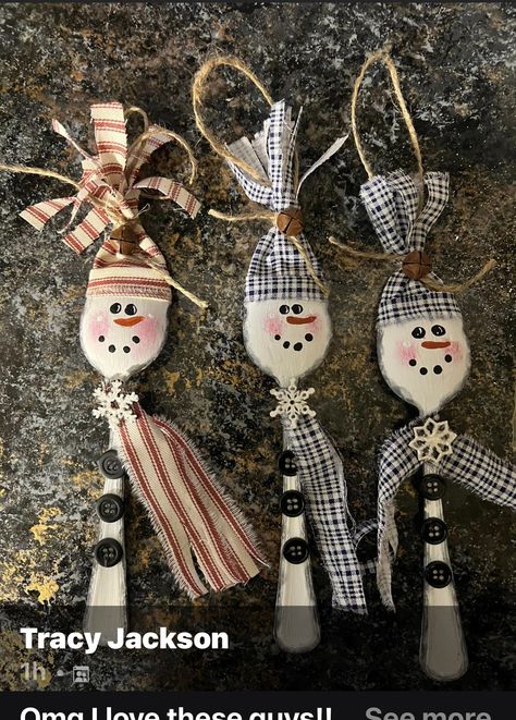 Wooden Spoon Ornaments, Spoon Snowman Ornament, Wooden Spoon Snowman Craft, Wooden Spoon Christmas Crafts, Diy Things To Make And Sell, Wooden Spoon Art, Spoon Snowman, Lego Christmas Ornaments, Wooden Spoon Crafts