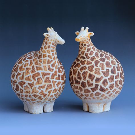 Animals Ceramics, Ceramic Giraffe, Animal Ceramics, Ceramic Underglaze, Vasos Vintage, Pottery Animals, Paper Mache Sculpture, Slab Pottery, Art Animals