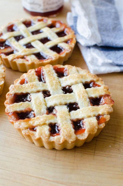 Strawberry Jam Tarts, Authentic Italian Recipes, Picnic Desserts, Burfi Recipe, Jam Tarts, Tart Dessert, Mini Tart, Pastry Tart, Afternoon Snack