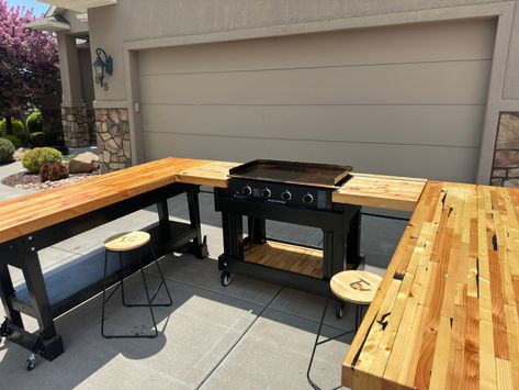 Blackstone Kitchen Ideas, Blackstone Patio Setup, Blackstone Grill Area On Deck, Blackstone Grill Area, Outdoor Kitchen With Blackstone Griddle, Grill Station Ideas Backyards, Blackstone Table Ideas, Diy Blackstone Grill Station, Diy Hibachi Grill